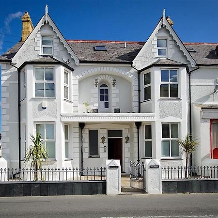 Modern Apartment In Llanbedrog Britain Near Beach Exterior photo