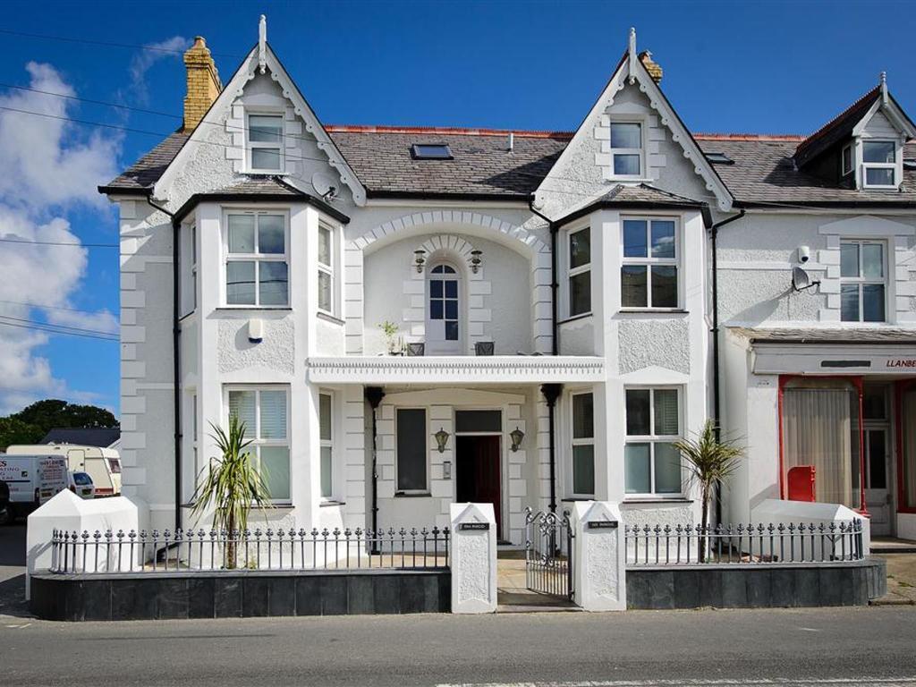 Modern Apartment In Llanbedrog Britain Near Beach Exterior photo